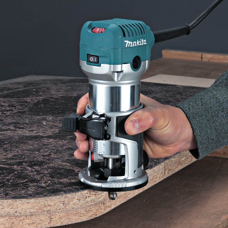 REBORDEADORA 710W C/BASES Y GUIAS VEL VAR MAKITA RT0700CX2